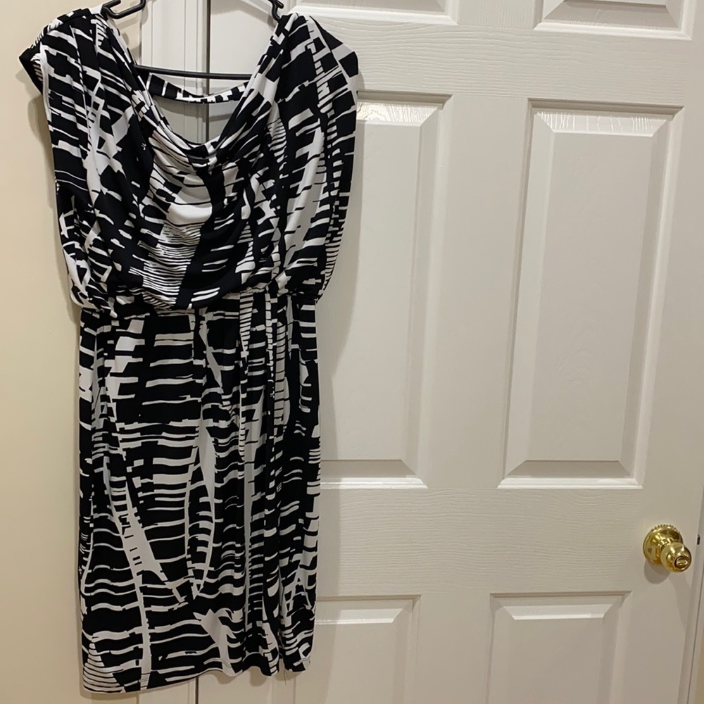Sleeveless back out black/white dress